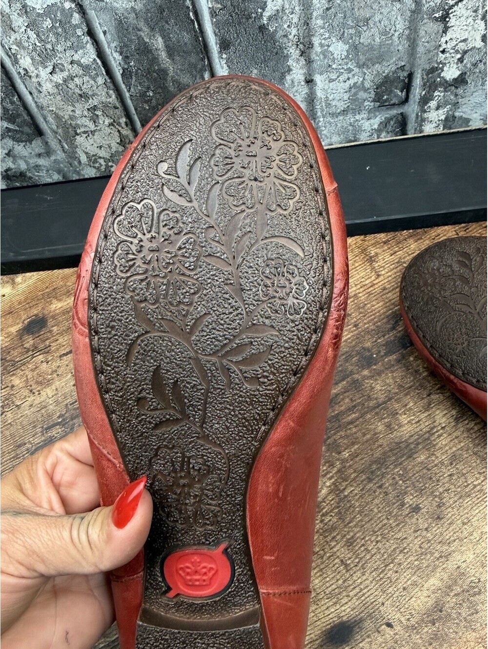 Børn Women’s Leather Ballet Flat Slip-On Embossed Floral Round Toe Red 9M - Picture 13 of 14